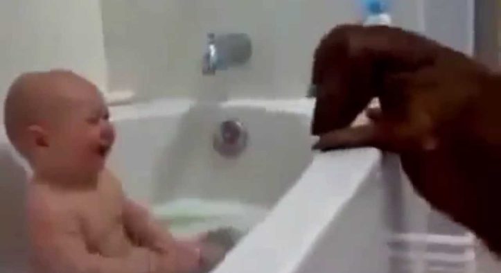 この遊び仲間は最高！二人とも純粋に興奮している可愛い犬と赤ちゃん